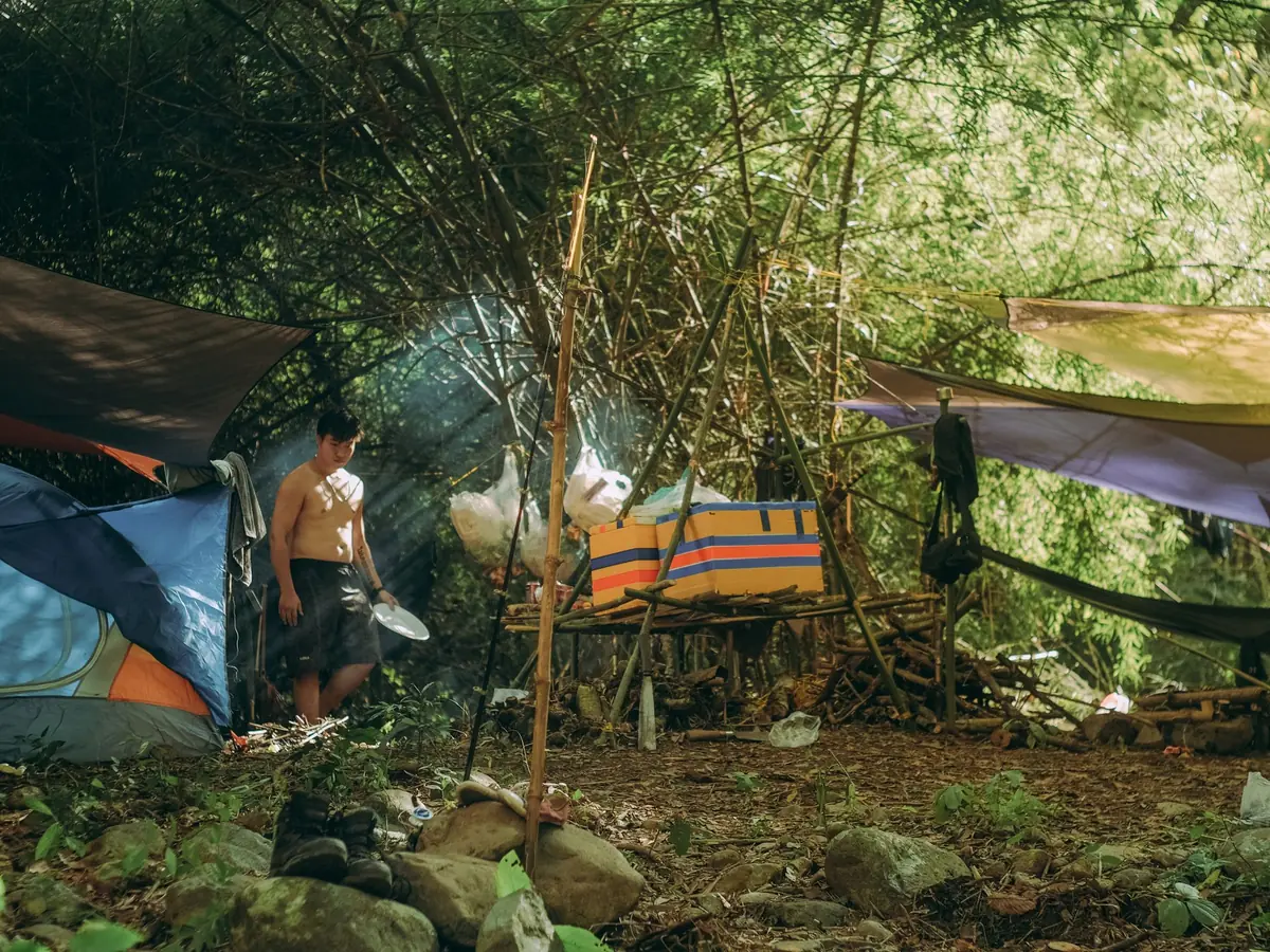 Campamento en la selva con hamacas y carpas