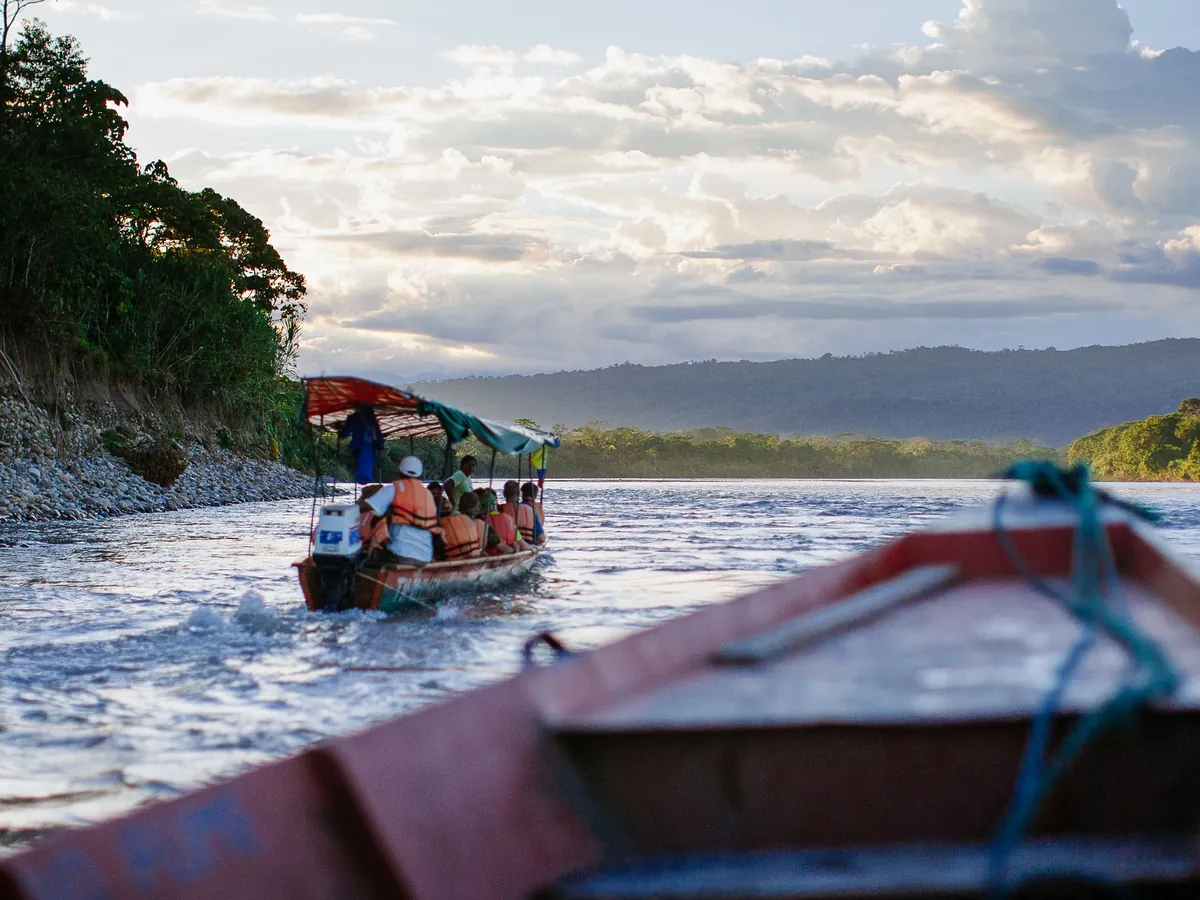 Viajeros en bote por un río de la selva