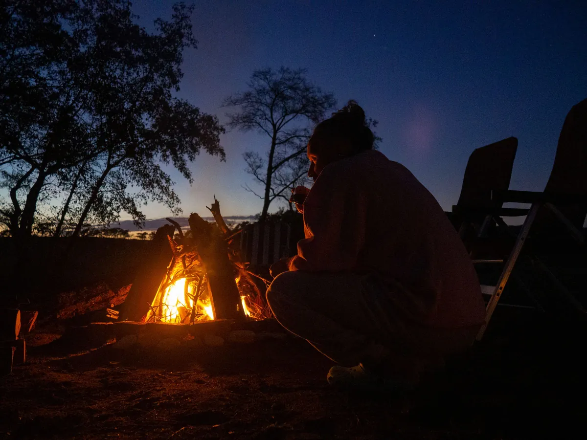 Fogata de noche en un campamento en el bosque